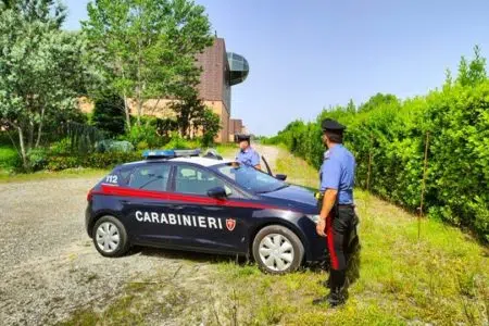 Tre giovani autori di 7 incendi denunciati dai Carabinieri di Siena Auto dei Carabinieri di Siena presso l'ex discoteca Essenza