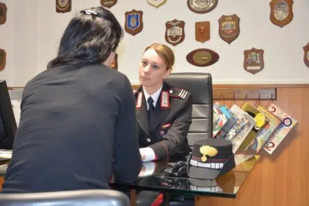 Violenze contro la moglie: 43enne arrestato a Siena Donna in ufficio dei Carabinieri di Siena