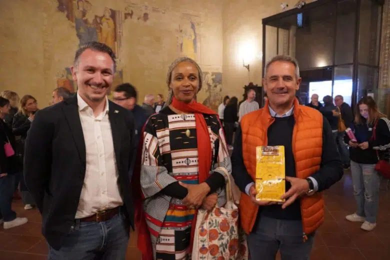 Bilancio largamente positivo per l’Emporio Letterario 2023 di Pienza Il sindaco Manolo Garosi, Ndam Njoya e Giampietro Colombini