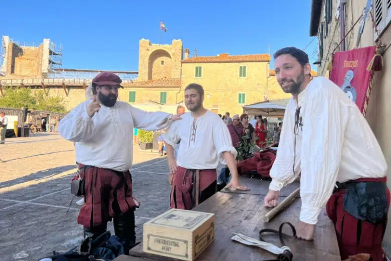 Monteriggioni, Festa medievale all’insegna della condivisione Figuranti alla Festa medievale di Monteriggioni