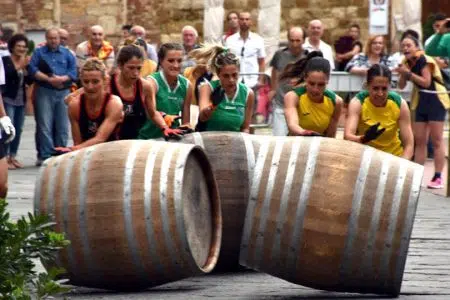 ‘Le Dame della Botte’, a Montepulciano si sfidano le spingitrici delle 8 Contrade del Bravìo delle Botti "Le Dame della Botte" a Montepulciano
