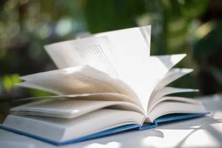 “Libri e tramonti” la rassegna letteraria di Siena Summer Festival "Libri e tramonti" a Siena, libro aperto in giardino