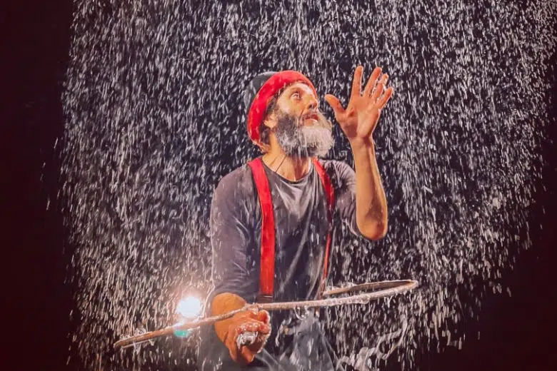 L’Incantaborgo 2023 celebra i gemellaggi: al festival di Sinalunga gli artisti di Ay Champagne e Dorking L'Incantaborgo di Sinalunga, performance di un artista