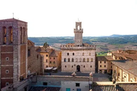 Montepulciano, Comune e Caritas insieme per l’accoglienza dei cittadini ucraini Piazza Grande a Montepulciano