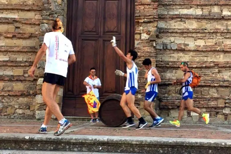 I piccoli spingitori del Bravìo delle Botti tornano a correre Piccoli spingitori del Bravìo delle Botti di Montepulciano