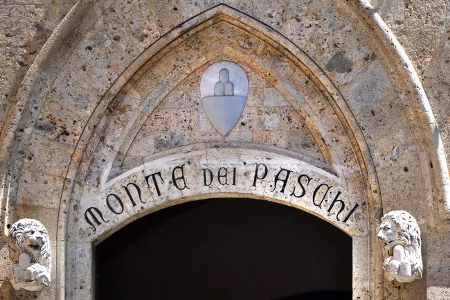 Piano industriale Mps, In Campo: ”Siena e la Banca sono un unicum, adesso possono ritornare ad esserlo” Mps, portone del Monte dei Paschi di Siena in piazza Salimbeni