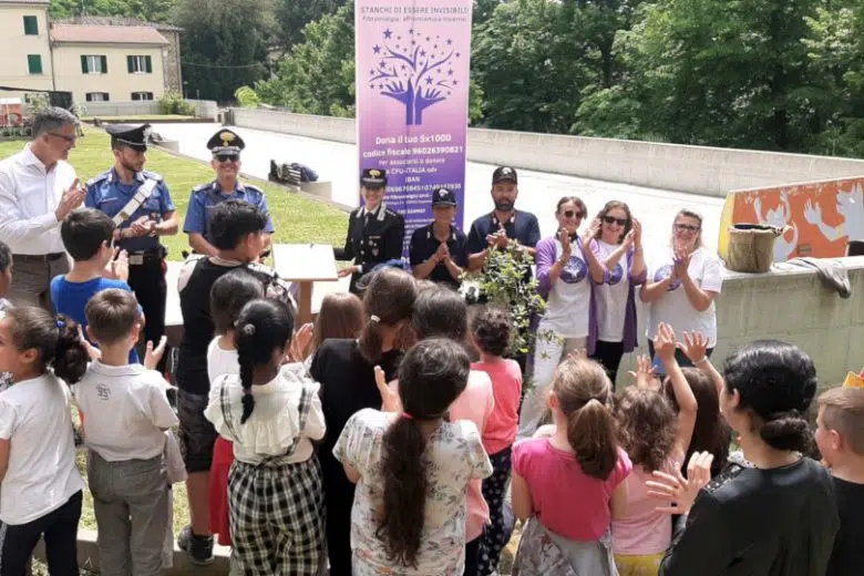 “Piantiamo la Salute”, un albero donato dai Carabinieri alla scuola di Radicondoli contro la fibromialgia Carabinieri e bambini alla scuola di Radicondoli per "Piantiamo la Salute"
