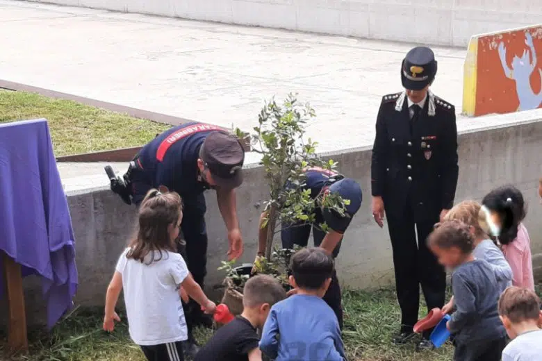 Carabinieri e bambini alla scuola di Radicondoli per "Piantiamo la Salute"