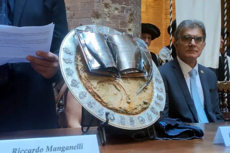 Palio di Siena, alla Contrada della Torre il Masgalano 2023 La presentazione del Magalano per i Palii di Siena 2023
