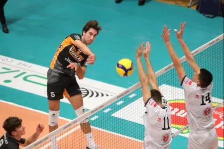 Lo schiacciatore Alessio Tallone alla Emma Villas Siena Il giocatore della emma Villas Alessio Tallone a Fano