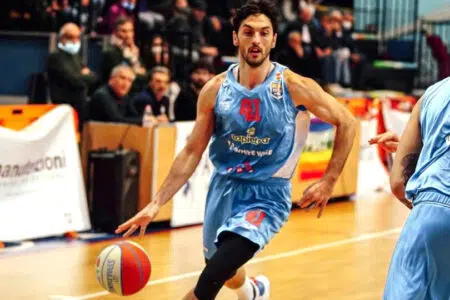Andrea Lombardo nuova ala della Stosa Virtus Siena Il nuovo giocatore della Virtus Siena Andrea Lombardo con la maglia dei Tigers Romagna