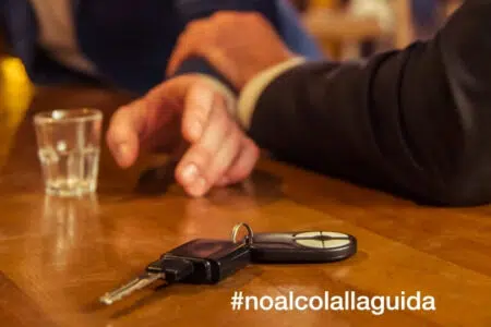 “Non sfidare la sorte”, la campagna ACI no alcol alla guida No alcol alla guida, bicchiere, chiavi auto