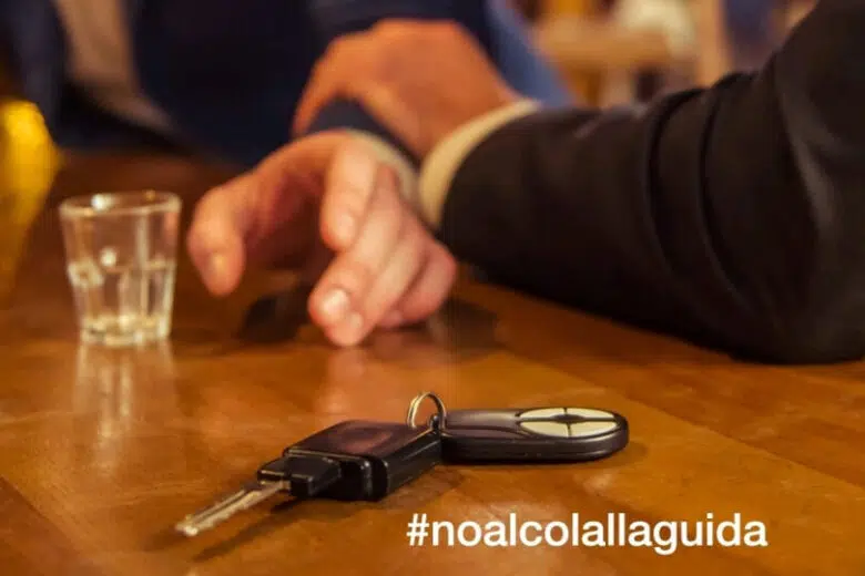 “Non sfidare la sorte”, la campagna ACI no alcol alla guida No alcol alla guida, bicchiere, chiavi auto