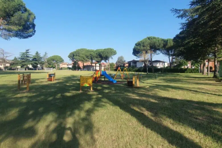 Asciano, area inclusiva per bambini con pannelli e giochi sensoriali Area giochi inclusiva ad Asciano