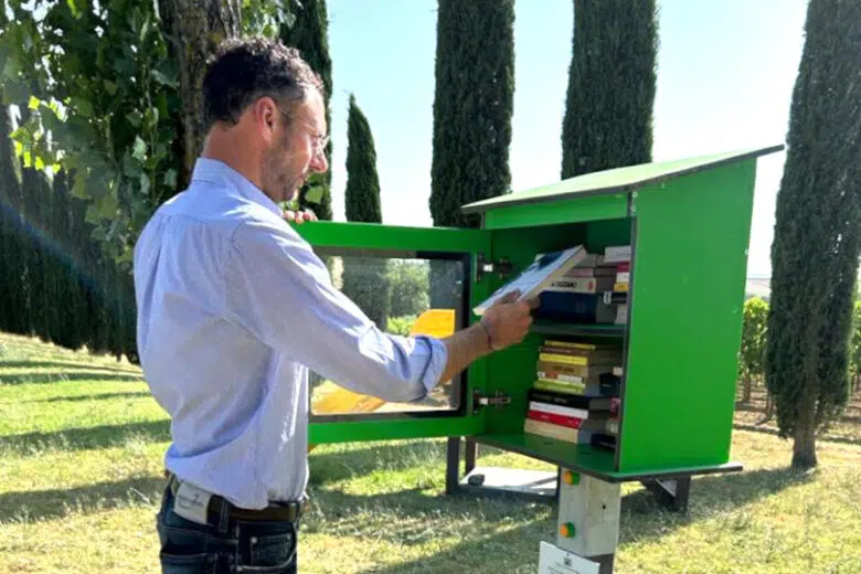 Biblioteche all’aperto per lo scambio di libri nei parchi di Monteroni Biblioteche all'aperto, il sindaco di Monteroni d'Arbia Gabriele Berni