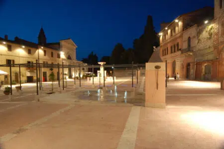 A Castelnuovo Berardenga un weekend tra mercatini ed eventi di Natale Piazza Marconi a Castelnuovo Berardenga, vista notturna