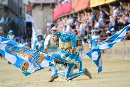 Palii di Siena 2024, premi speciali per gli alfieri Corteo Storico Palio luglio 2023, alfieri Onda