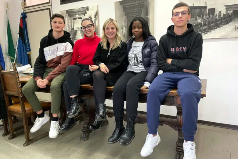 La dirigente scolastica dell'istituto "Sarrocchi" di Siena con alcuni studenti nel laboratorio di saldature