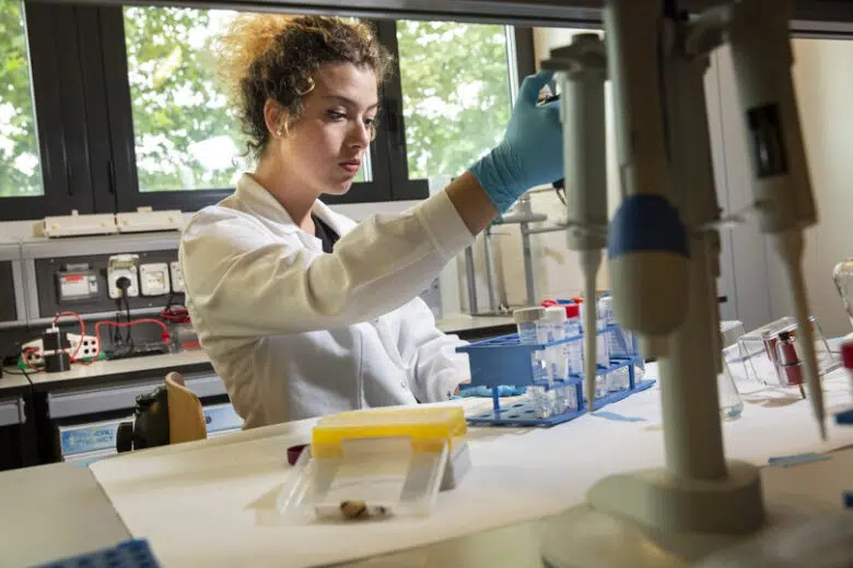 ITS Fondazione Vita, ricercatrice in laboratorio