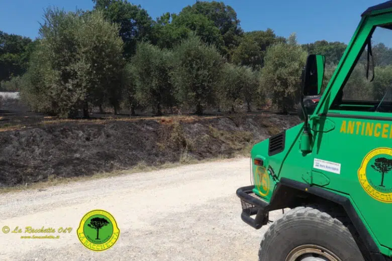 Volontari de La Racchetta domano fiamme incendio