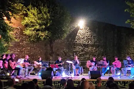 ChiusdinEstArte, la musica dei Beatles a San Galgano La Piccola orchestra a Plettro