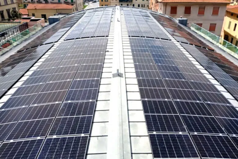 Prende forma la Comunità energetica di Poggibonsi I pannelli solari sul tetto del Teatro Politeama a Poggibonsi