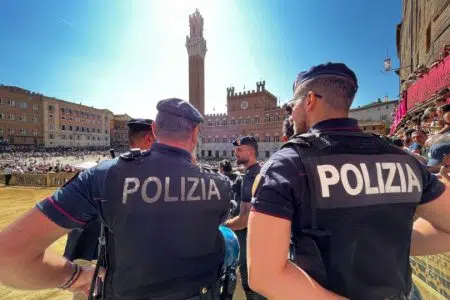 Siena, fotografa parti intime di minorenni durante il Palio: denunciato Controlli della Polizia in Piazza del Campo in occasione del Palio di Siena
