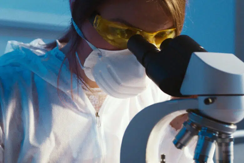 210 posti per i corsi di Dottorato di ricerca dell’Università di Siena Ricercatrice al microscopio