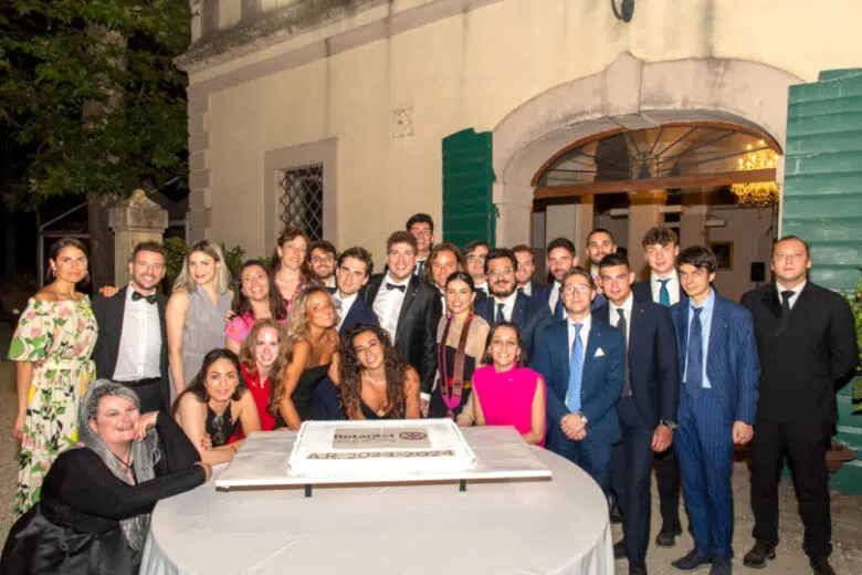 Rafiela Shoraj, passaggio consegne al Rotaract Club Siena, foto gruppo