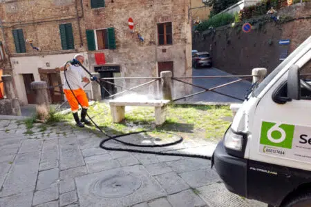 Siena: vapore a 140 gradi per pulizia e igienizzare il centro storico Sei Toscana, pulizia vapore centro storico di Siena