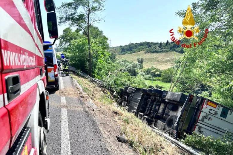 Rimozione camion, chiusura porzione della tangenziale di Siena Intervento dei Vigili del Fuoco per camion ribaltato sulla tangenziale di Siena