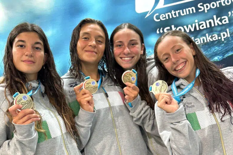 Chiara Costagli con le compagne della staffetta azzurra
