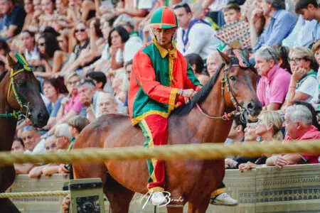 Palio di Siena del 16 agosto 2023: il Drago vince la seconda prova Palio di Siena 16 agosto 2023, Andrea Coghe detto Tempesta, Drago