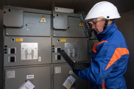 San Gimignano, conclusi lavori di potenziamento di E-Distribuzione Tecnico E-Distribuzione all'interno di una cabina