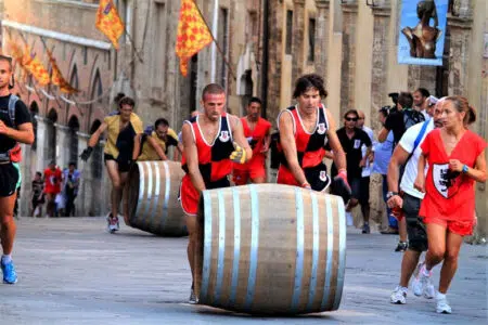 Bravìo delle Botti 2023, domenica la gara delle otto contrade di Montepulciano Bravìo delle Botti di Montepulciano, gara