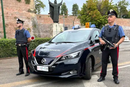 Siena, rapine e atti di violenza a ragazzini: denunciati tre minorenni Posto di controllo dei Carabinieri all'esterno della Fortezza Medicea di Siena
