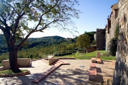 Calici di Stelle a Castellina in Chianti: cinque giorni dedicati alle eccellenze del territorio Camminamento esterno delle mura a Castellina in Chianti