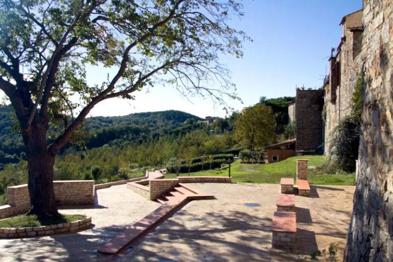 Camminamento esterno delle mura a Castellina in Chianti