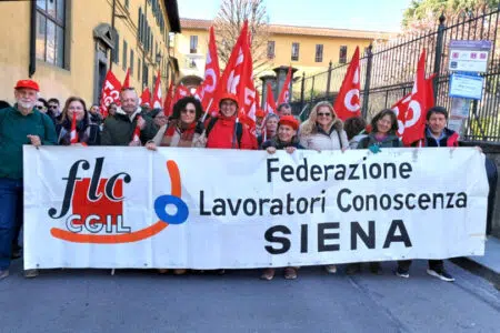 Personale docente a tempo indeterminato, FLC CGIL Siena: “Attribuito meno del 50% dei posti disponibili” Manifestazione sindacato FLC CGIL di Siena