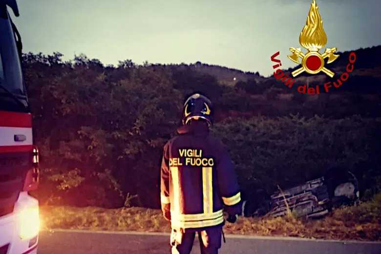 Incidente a Rapolano: donna estratta dall’auto dai Vigili del Fuoco Incidente stradale a Rapolano, Vigili del Fuoco, auto ribaltata