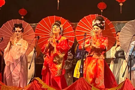 A San Galgano torna il musical: in scena le atmosfere orientali e divertenti de “L’usignolo d’oro” Scena del musical L'usignolo d'oro
