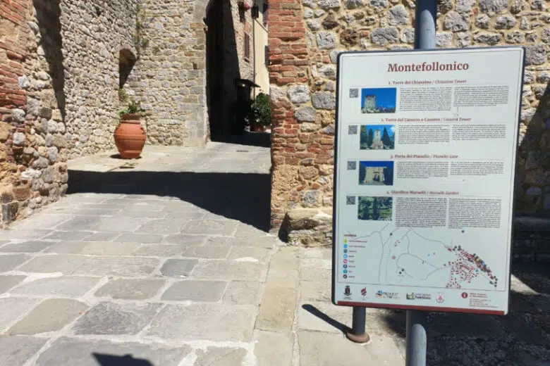 Pannello informazioni turistiche a Montefollonico