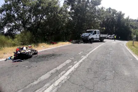 Incidente tra moto e autocarro tra Torrita e Montepulciano, grave 30enne Montepulciano, incidente stradale tra moto e autocarro