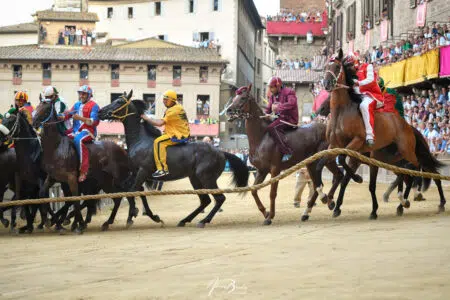 Il Palio di Siena del 16 agosto 2023 vinto dall’Oca – FOTO Palio di Siena del 16 agosto 2023, mossa