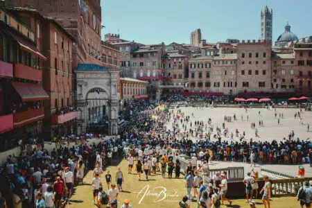 Palio di Siena del 16 agosto 2023, l’Assegnazione: esultano Giraffa, Aquila, Pantera e Oca Palio del 16 agosto 2023, Piazza del Campo nel corso dell'Assegnazione