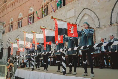 Palio di Siena del 16 agosto 2023: definito il quadro delle monte Palio di Siena del 16 agosto 2023, assegnazione, chiarine