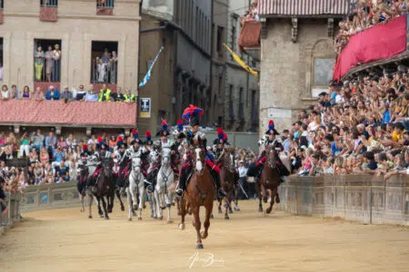La Prova generale del Palio di Siena del 16 agosto 2023 – FOTO Palio di Siena, Prova generale 16 agosto 2023, carica Carabinieri a cavallo