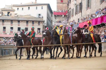 Palio di Siena del 16 agosto 2023: la segnatura dei fantini Palio di Siena del 16 agosto 2023, Prova generale, mossa