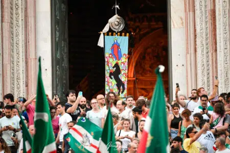 Palio di Siena del 16 agosto 2023, il giubilo dell’Oca – FOTO Palio di Siena del 16 agosto 2023, giubilo della Contrada dell'Oca alla Cattedrale
