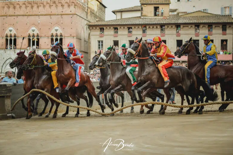 Palio di Siena del 16 agosto 2023, prima prova, mossa